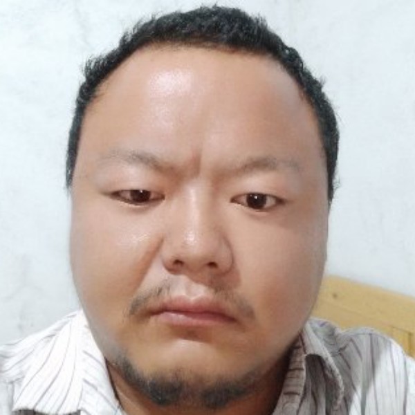 孤独踢大米的照片