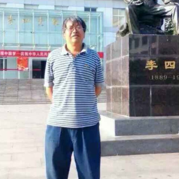 温柔蹙眉暖光的照片