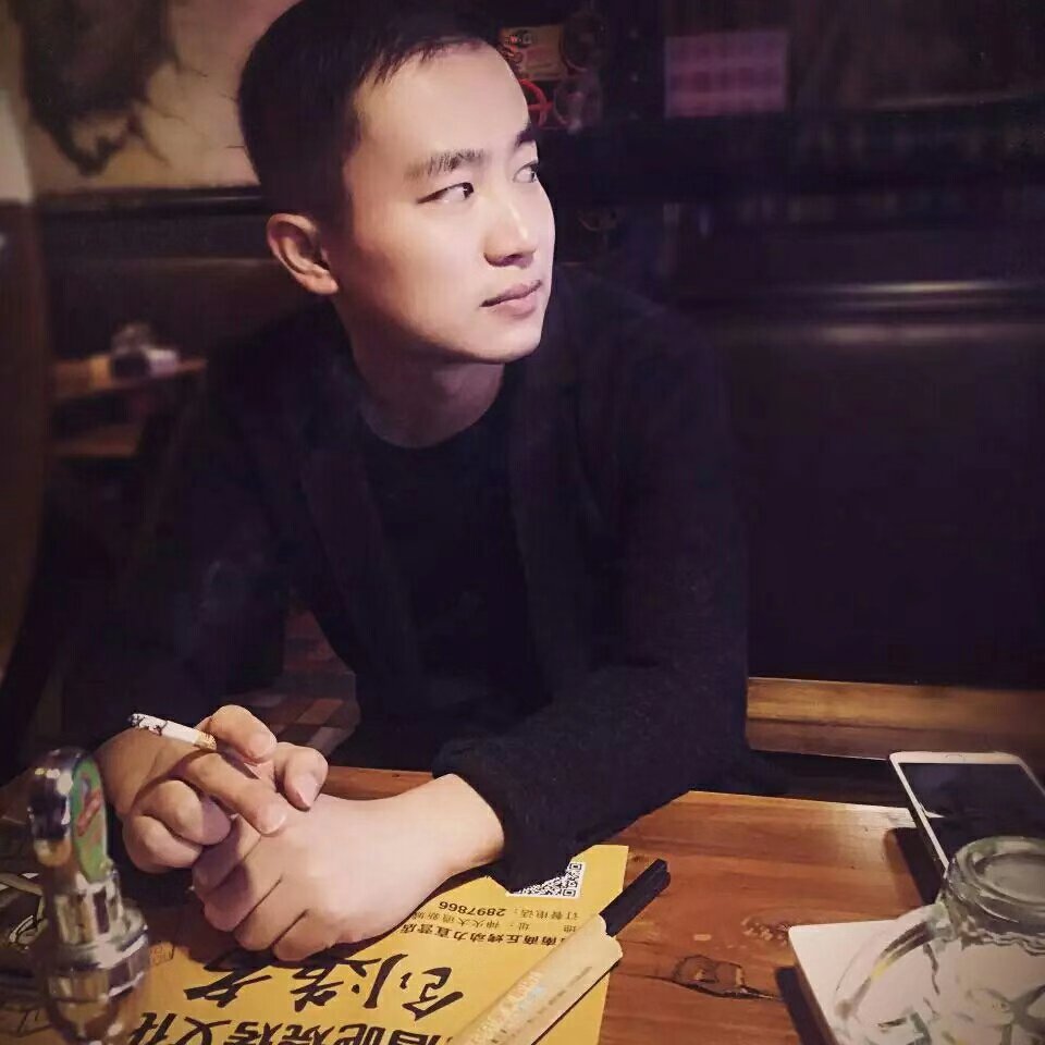 唇彩等待难过的照片