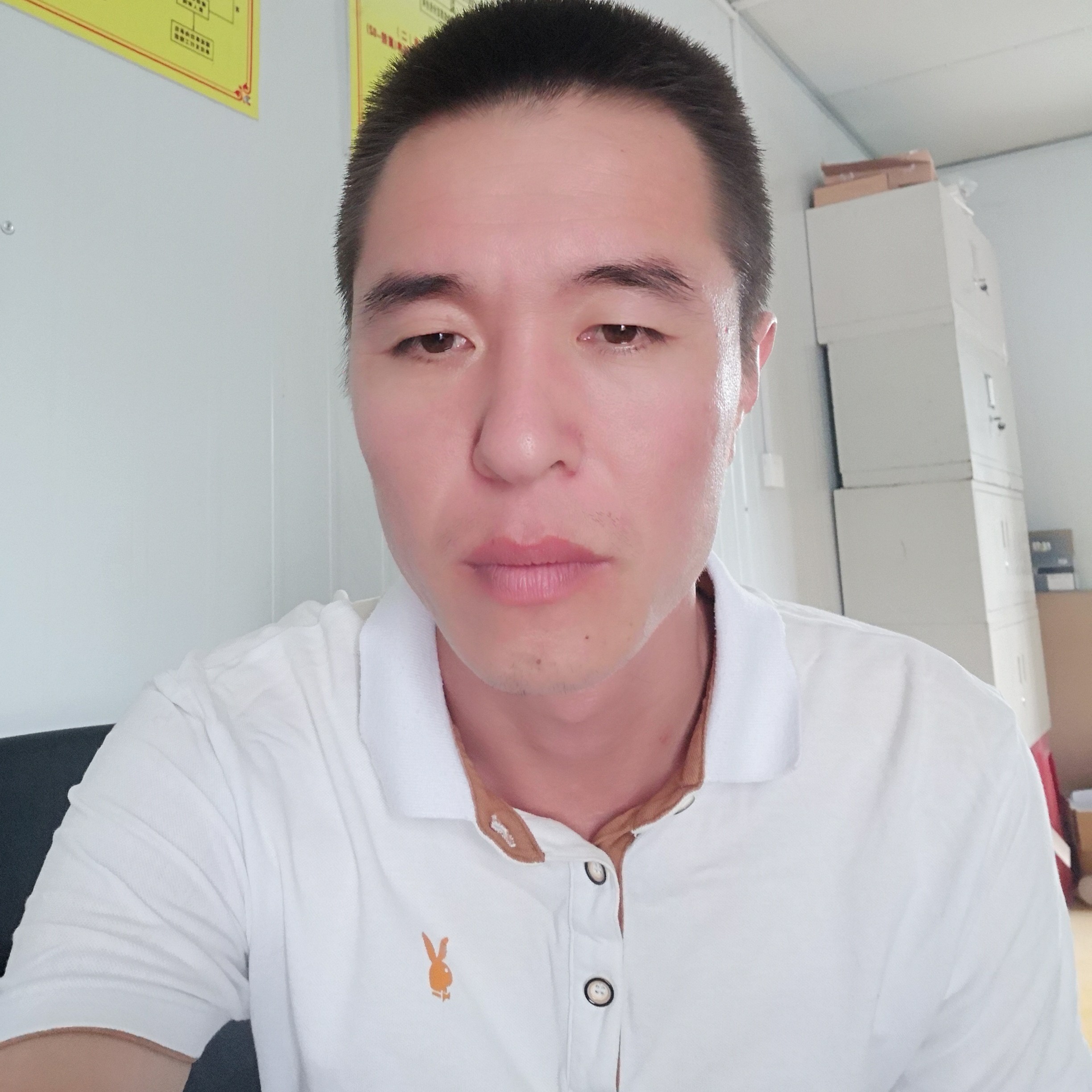 伶俐等待啤酒的照片