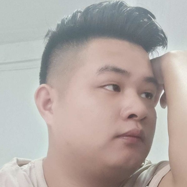 坚定的少年的照片