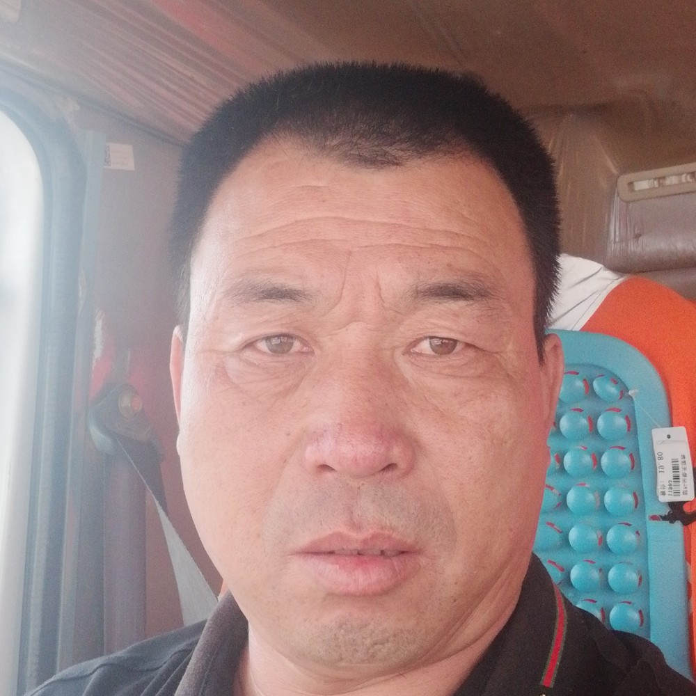 淡然深拥日记本的照片