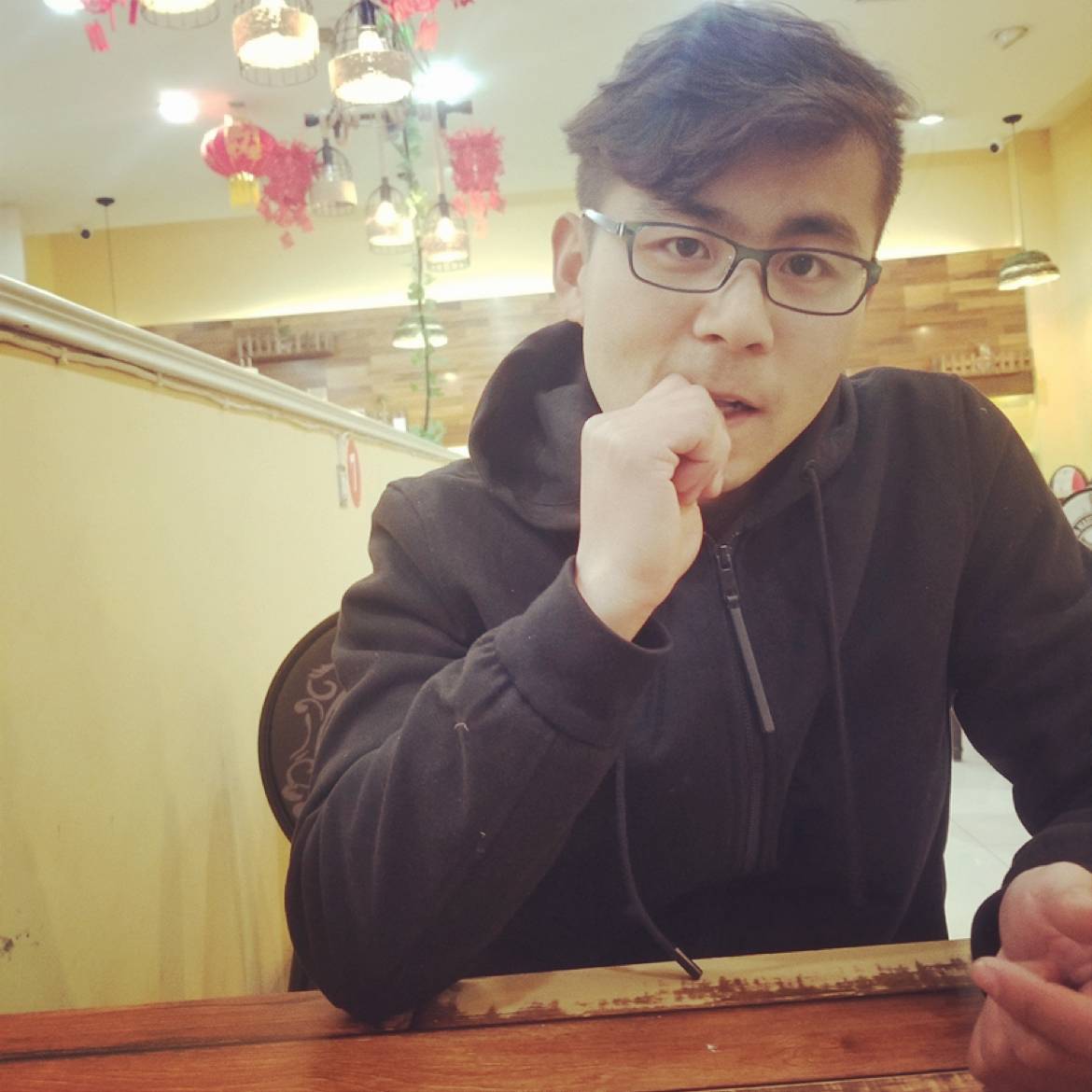 听话凝眸树叶的照片