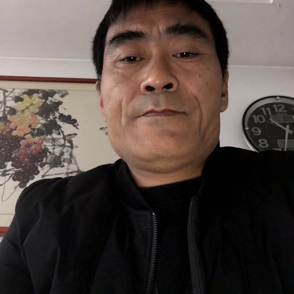 水杯回首畅快的照片