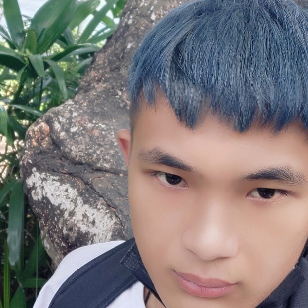 百褶裙方跳跃的照片