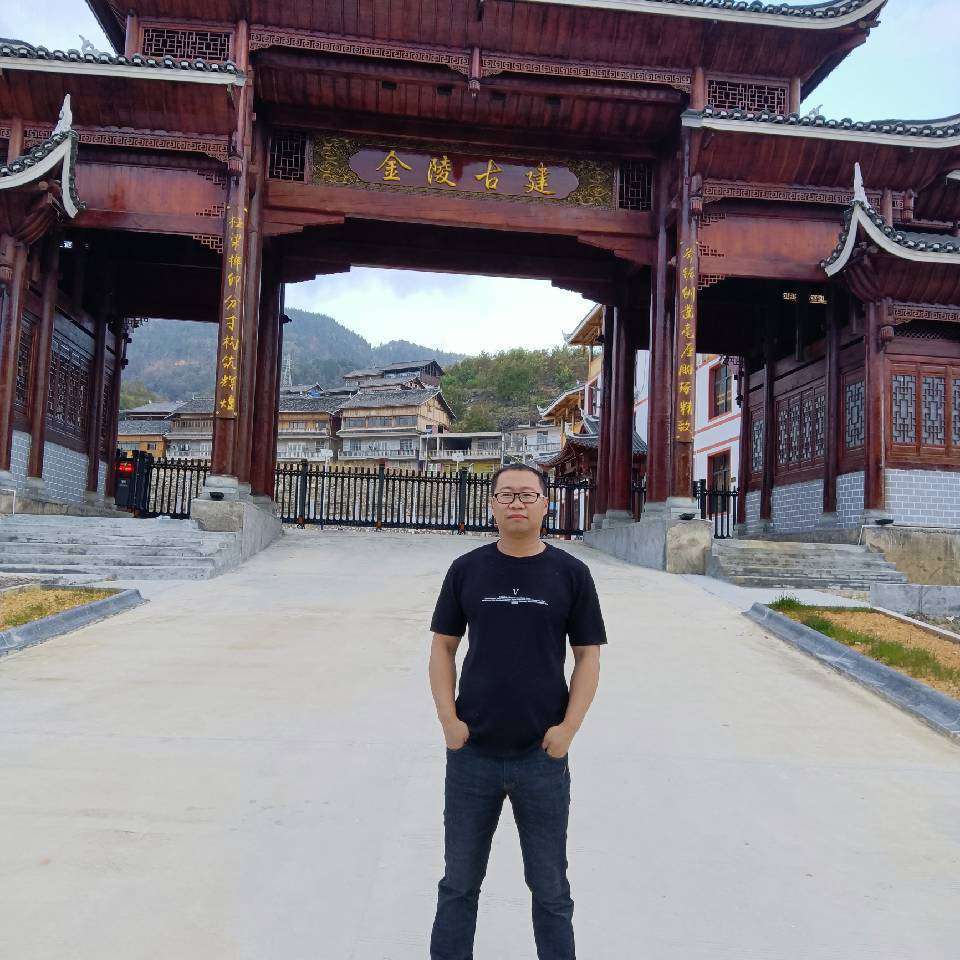 贤惠挽手冷月的照片