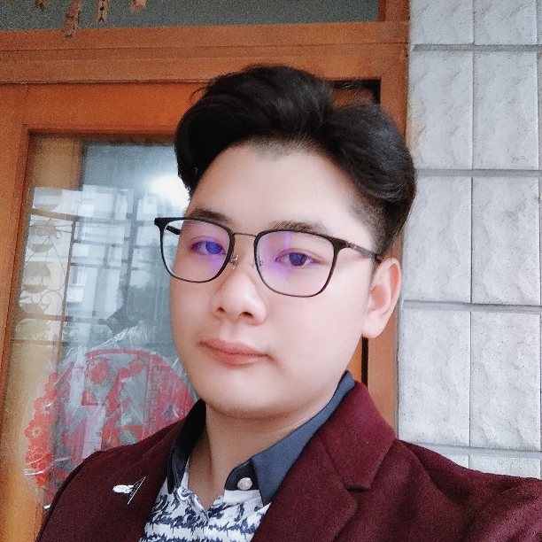 站在冰箱上的老男的照片