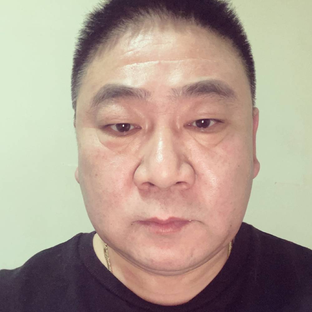 坐在海边的照片