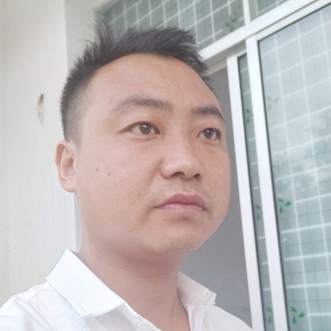 小伙耍酷的照片