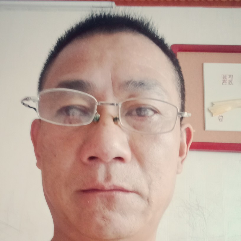 儒雅回首镜子的照片