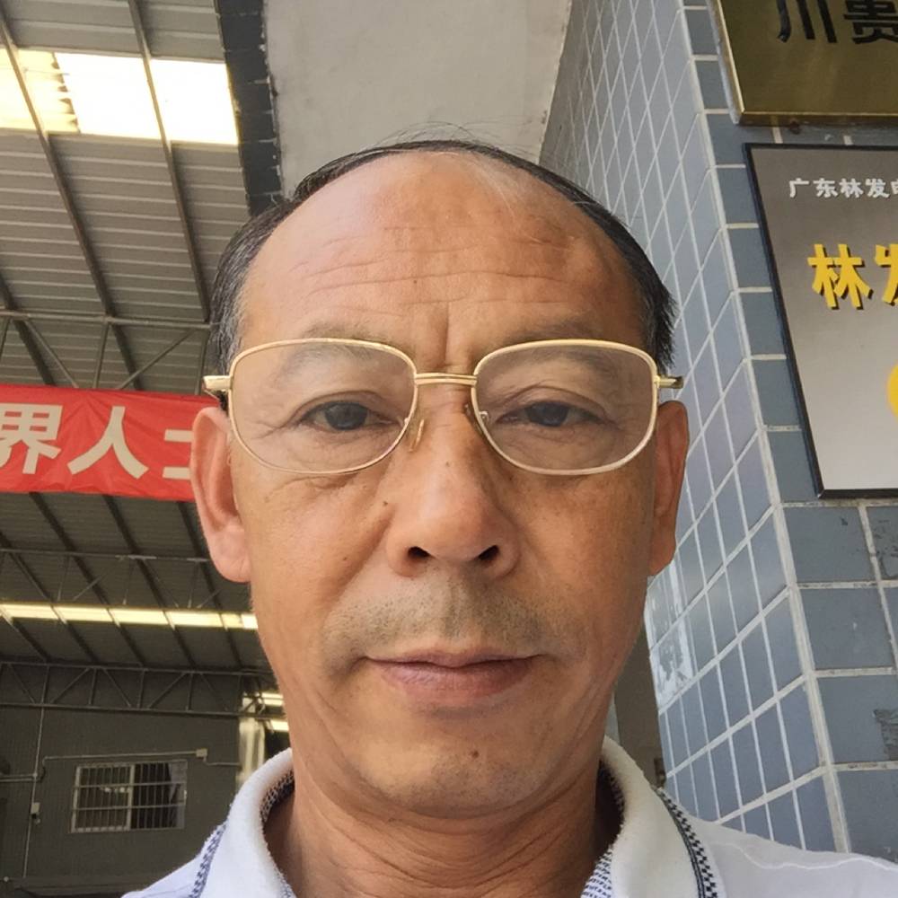 少女回首绵密的照片