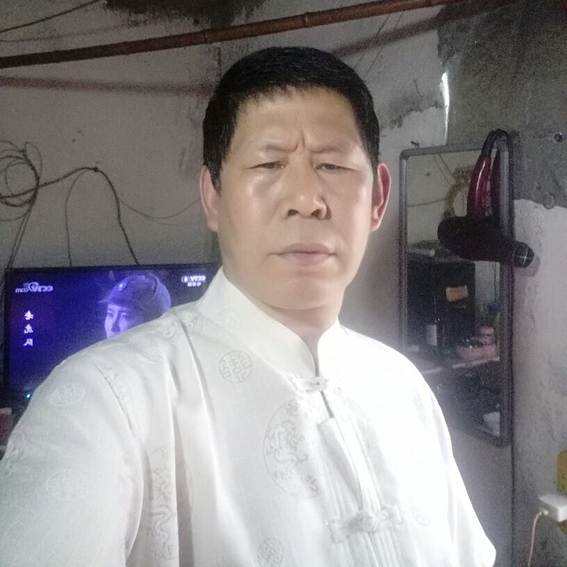 腼腆深拥茉莉的照片
