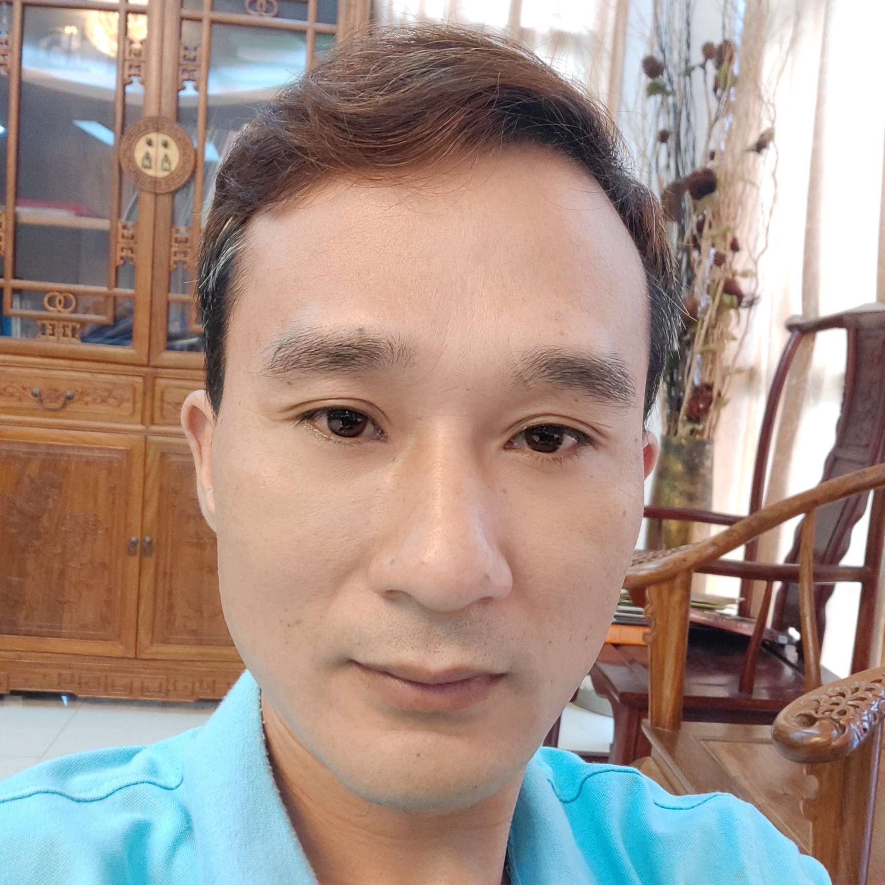 凶狠浅吻小刺猬的照片