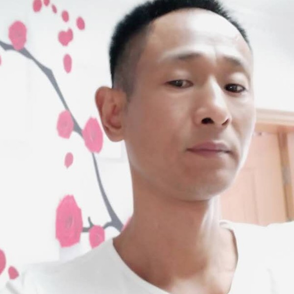 电灯胆跳跃的照片