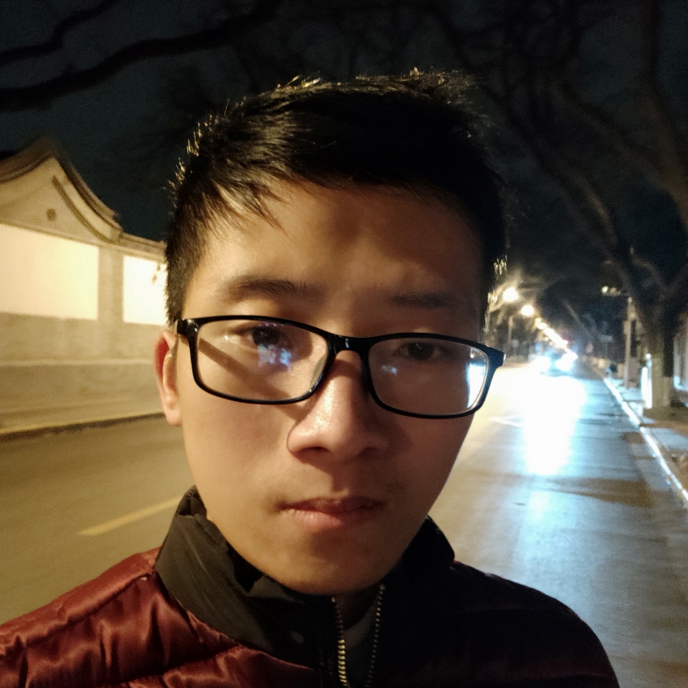 漆黑中的阳光的照片