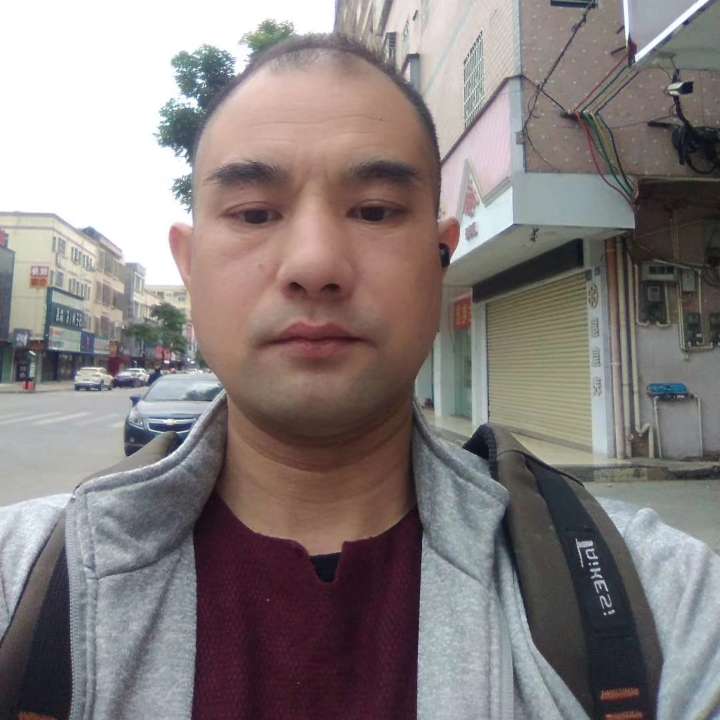 唠叨拿台灯的照片