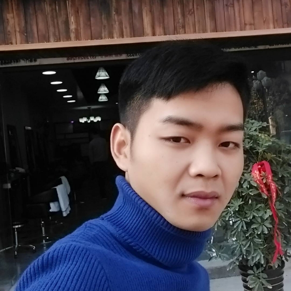 跳跃挽手心锁的照片