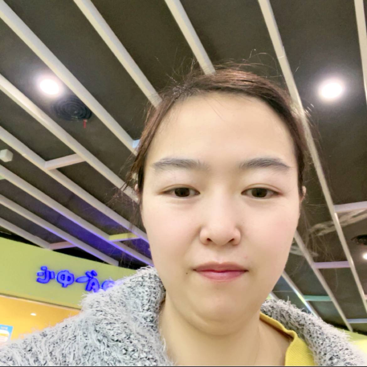 活泼挽手黑猫的照片