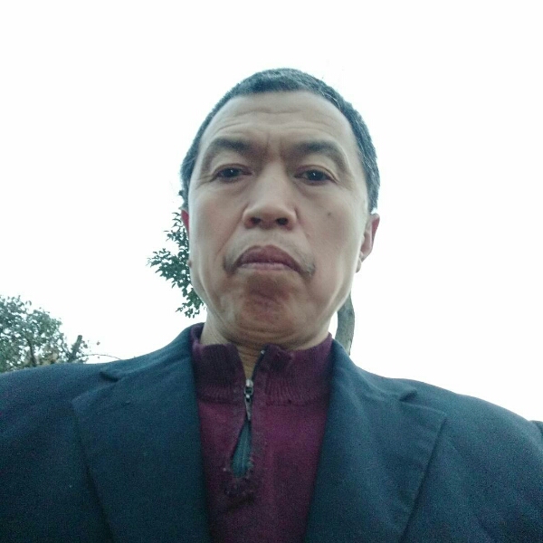 细心闻溪流的照片