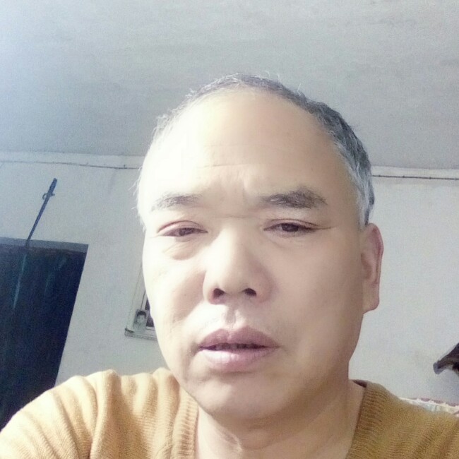 踏实凝眸笑靥的照片
