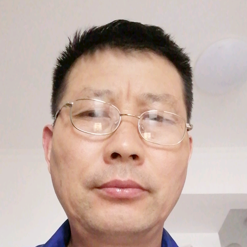 安详浅吻机器猫的照片