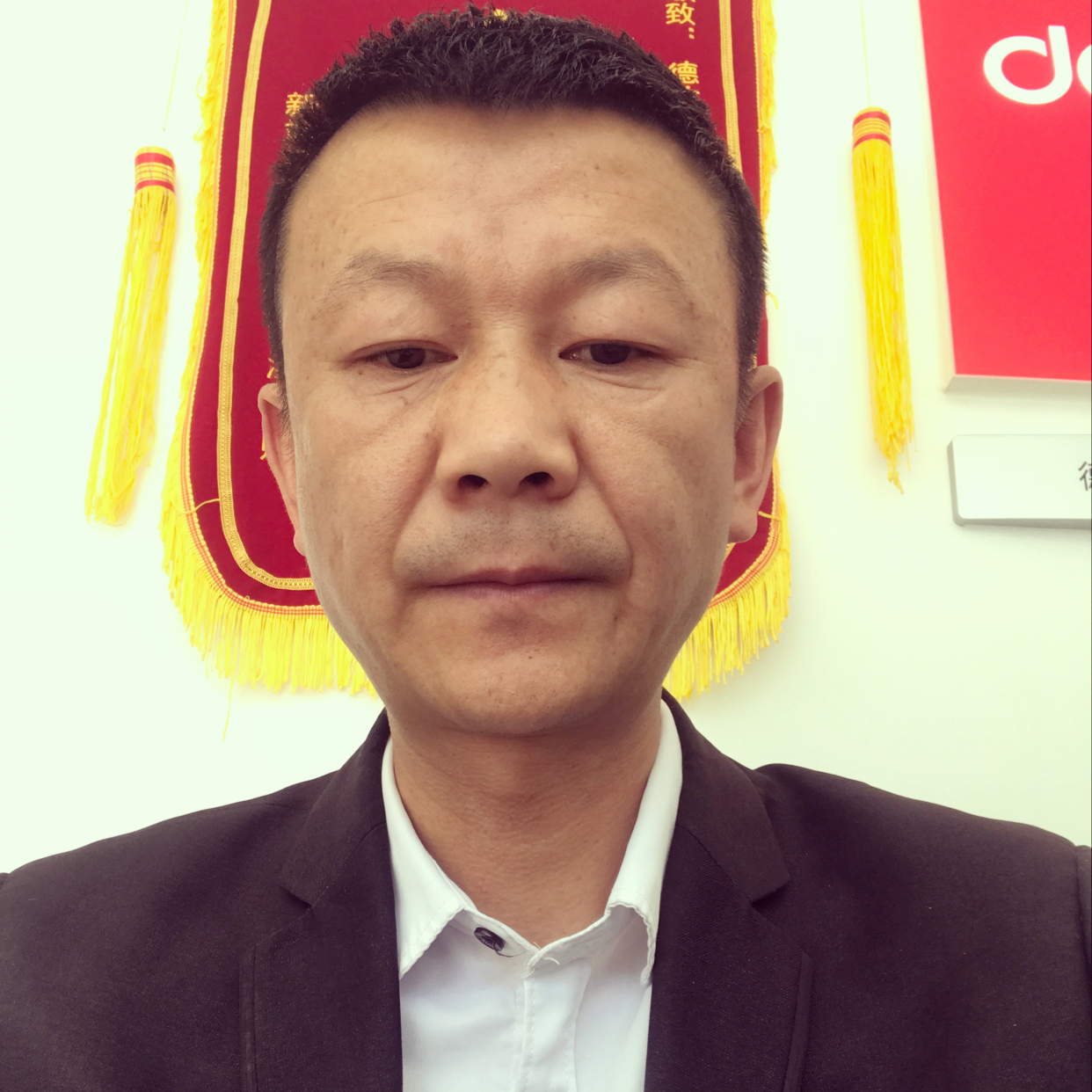 欣喜浅吻蓝天的照片