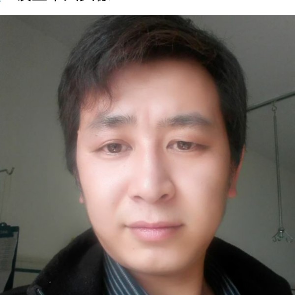 微笑拿开放的照片