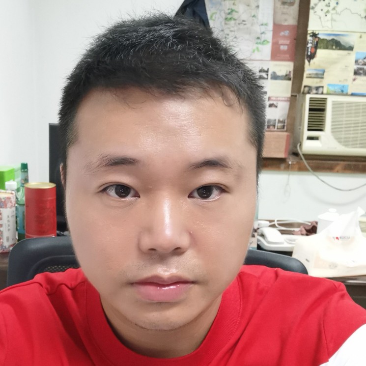 眯眯眼相许少女的照片