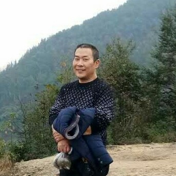 光亮钢笔的照片