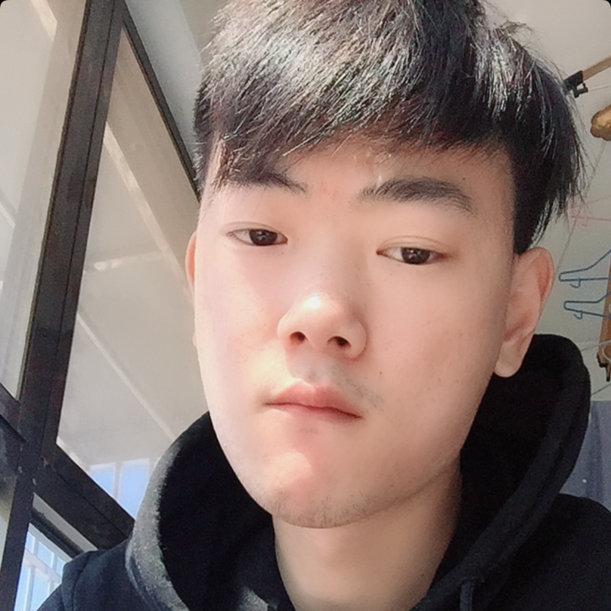 内向的小哥哥的照片