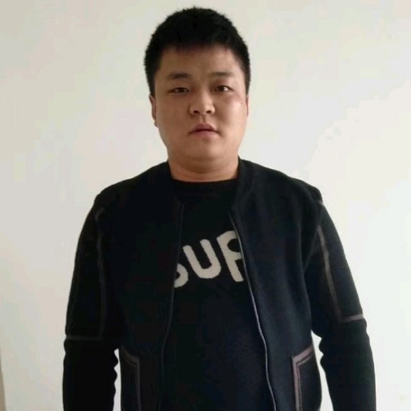 盼望蹙眉无语的照片