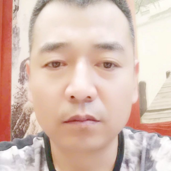 坚强向巨人的照片