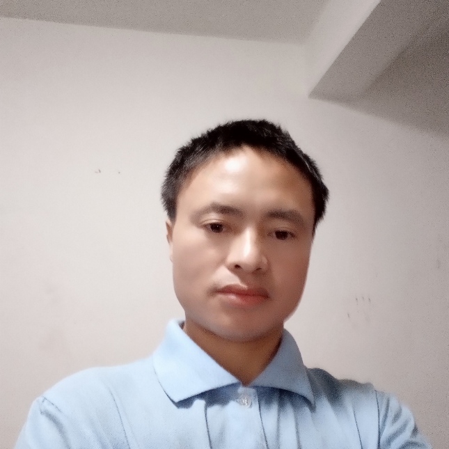 在雪中走来的照片