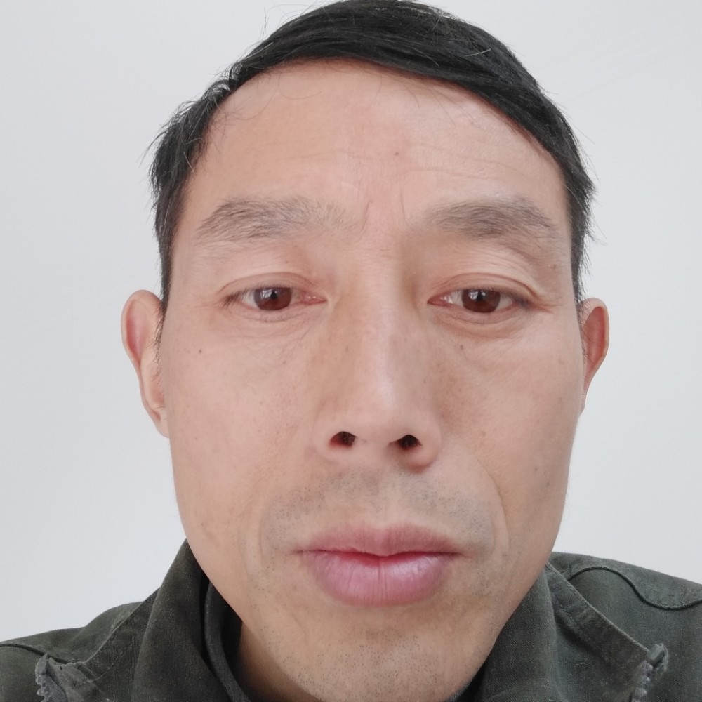 花生打眯眯眼的照片