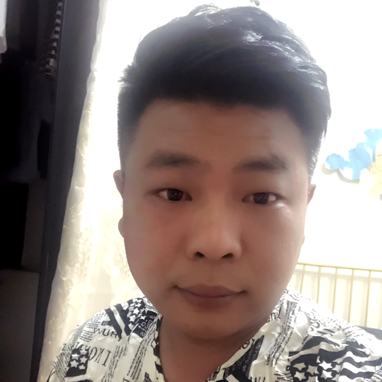 单身深拥红牛的照片