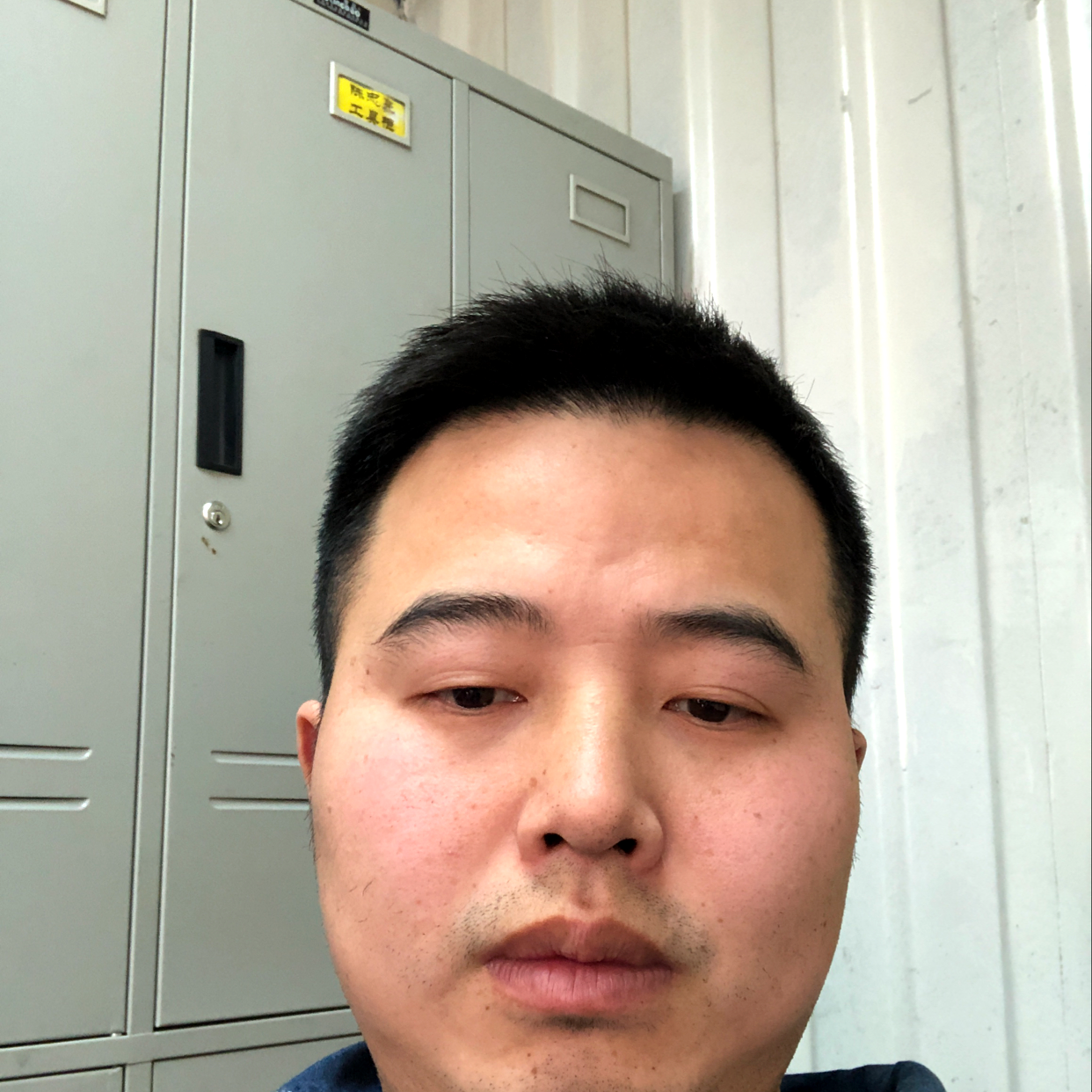 土豪迎泪雨的照片