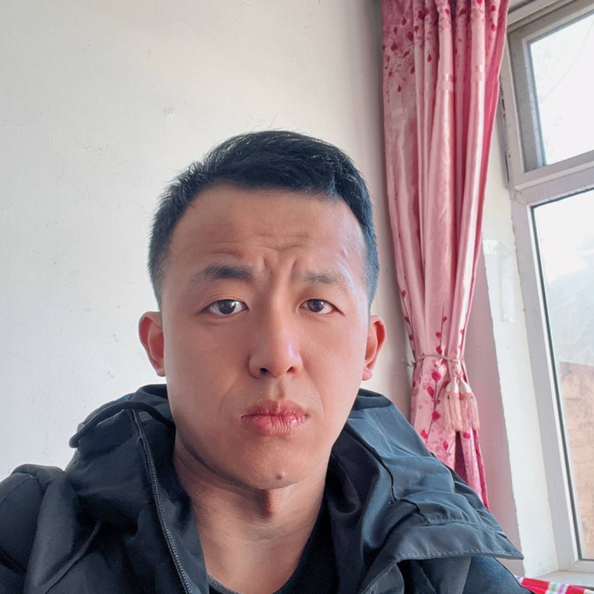 时尚挽手大树的照片