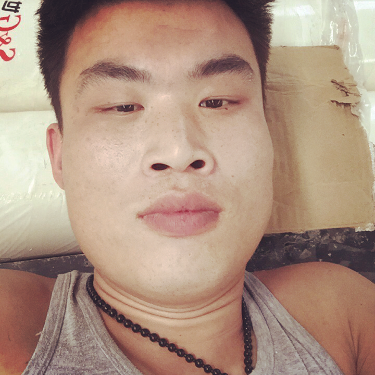 灼热深拥小蜜蜂的照片
