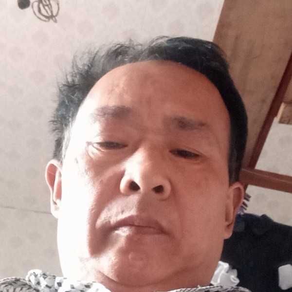 顺心闻绿草的照片