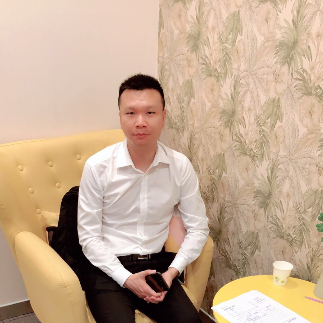 英俊店员在打球的照片