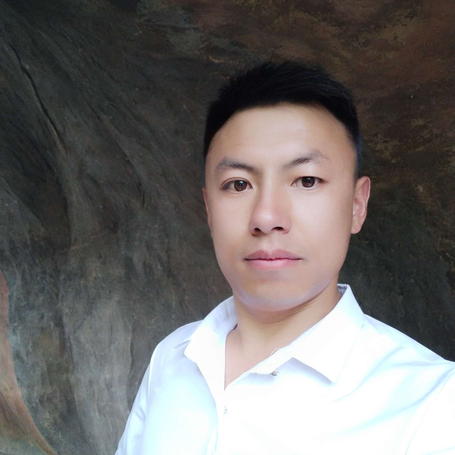 浪尖小舟的照片
