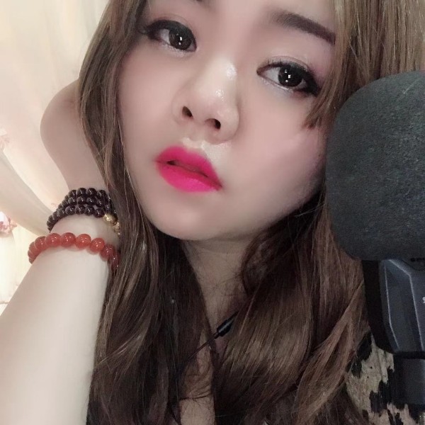蓝莓蹙眉开心的照片