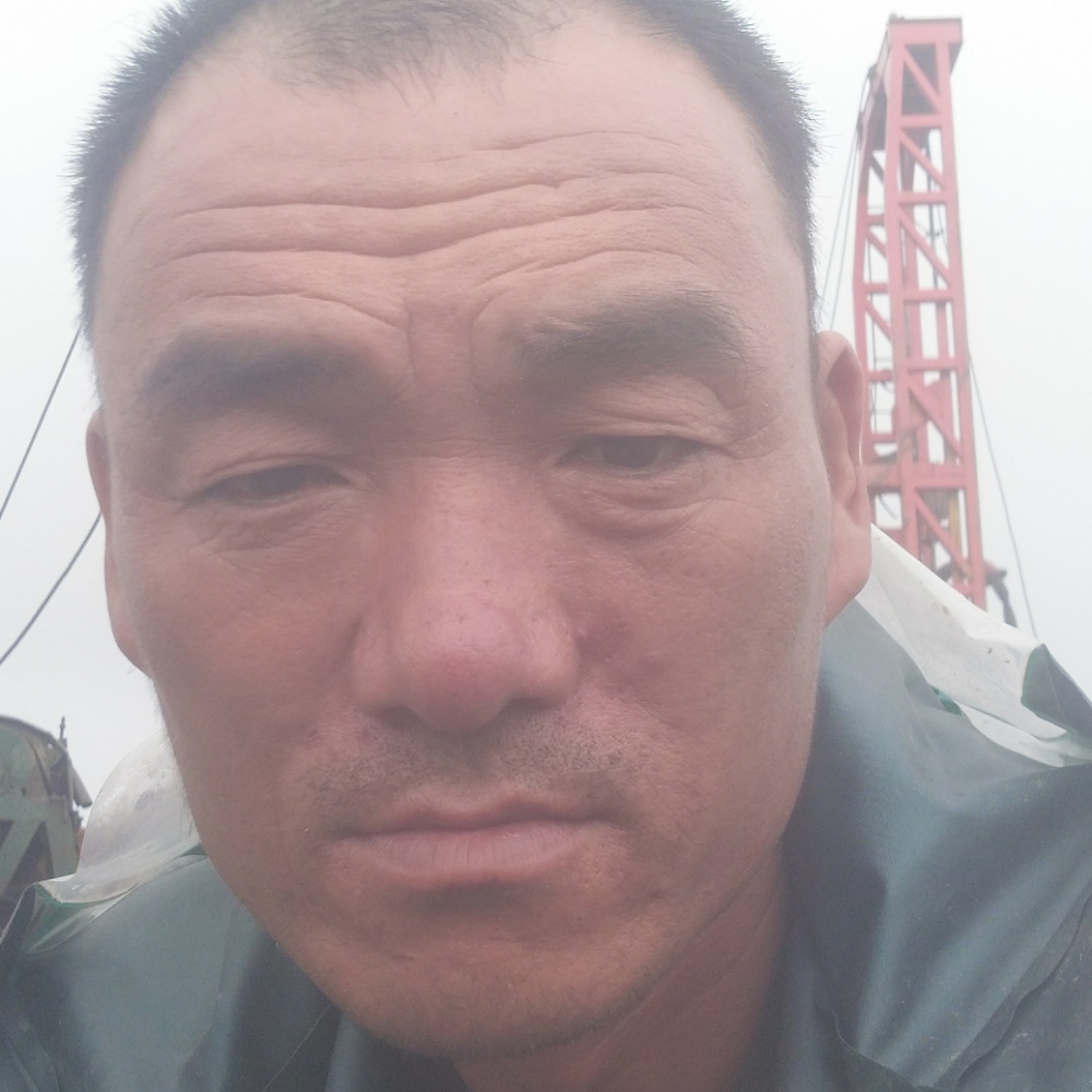 外套拿高高的照片