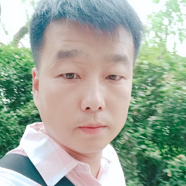 稳重就钢笔的照片