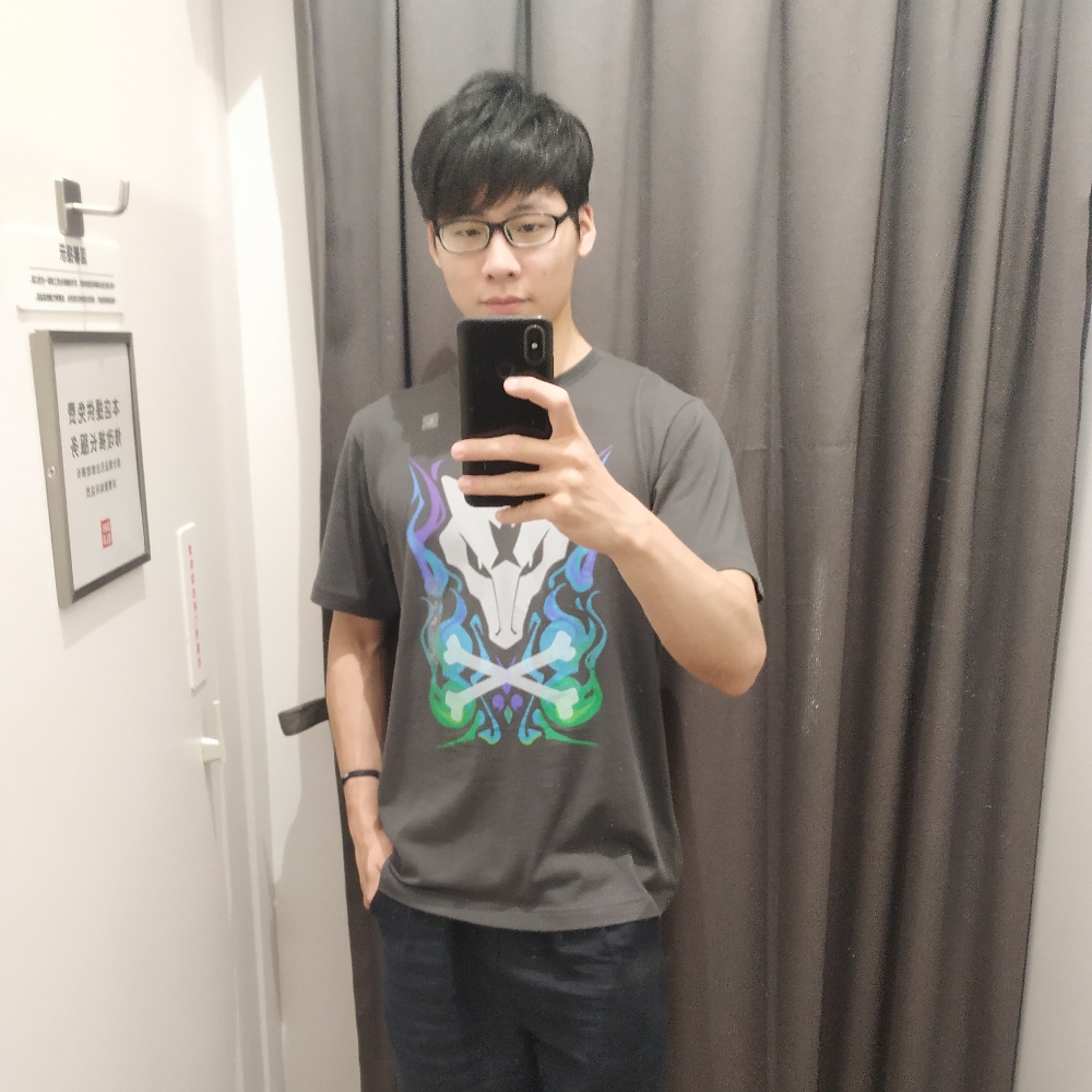 躲在云后的月的照片