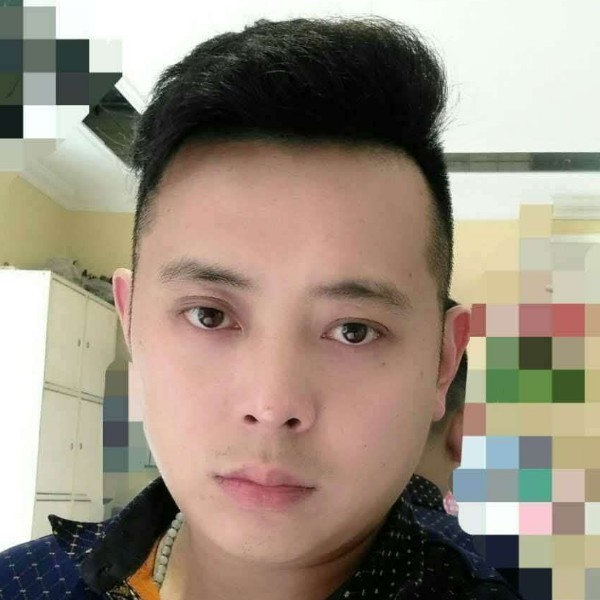 风中改变帽子的照片
