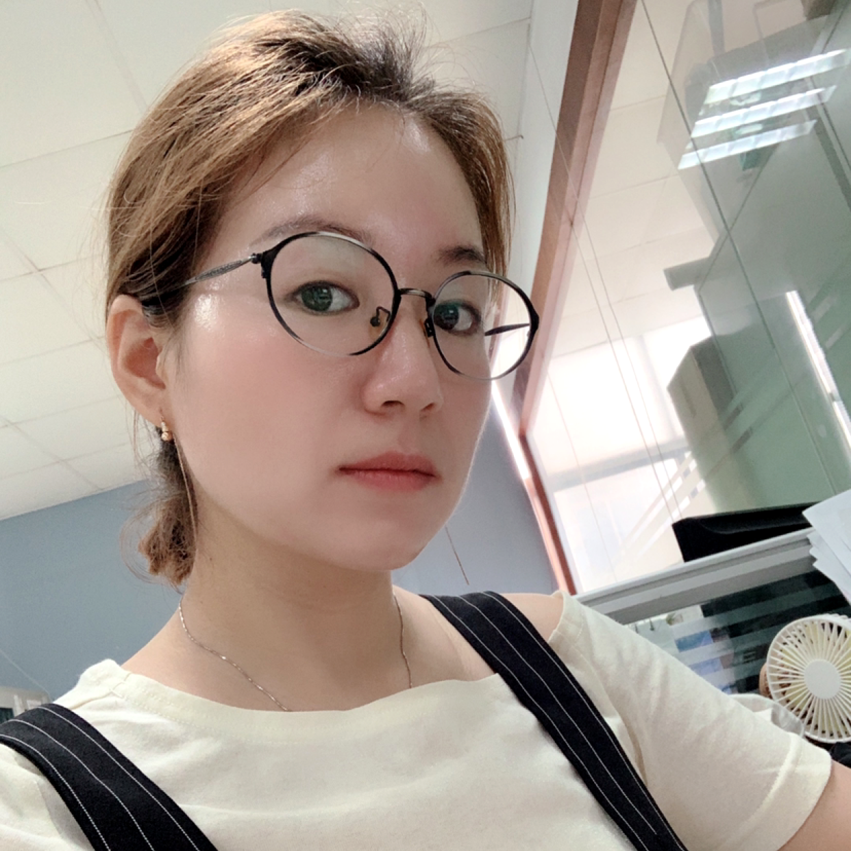 040凝思的照片