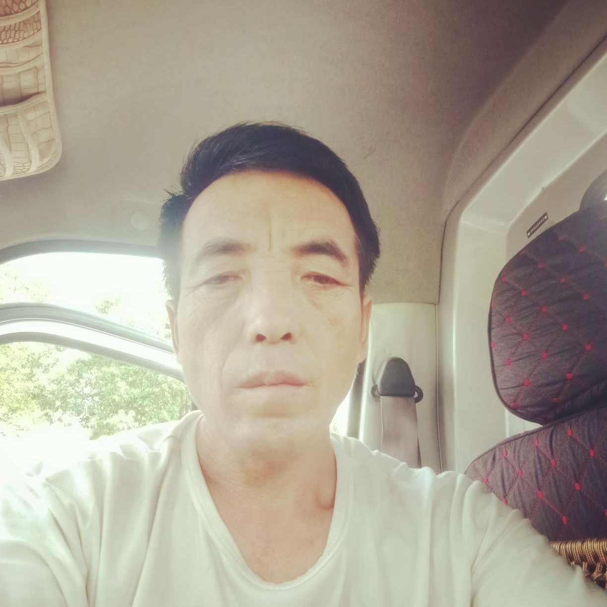西装爱笑李红全的照片