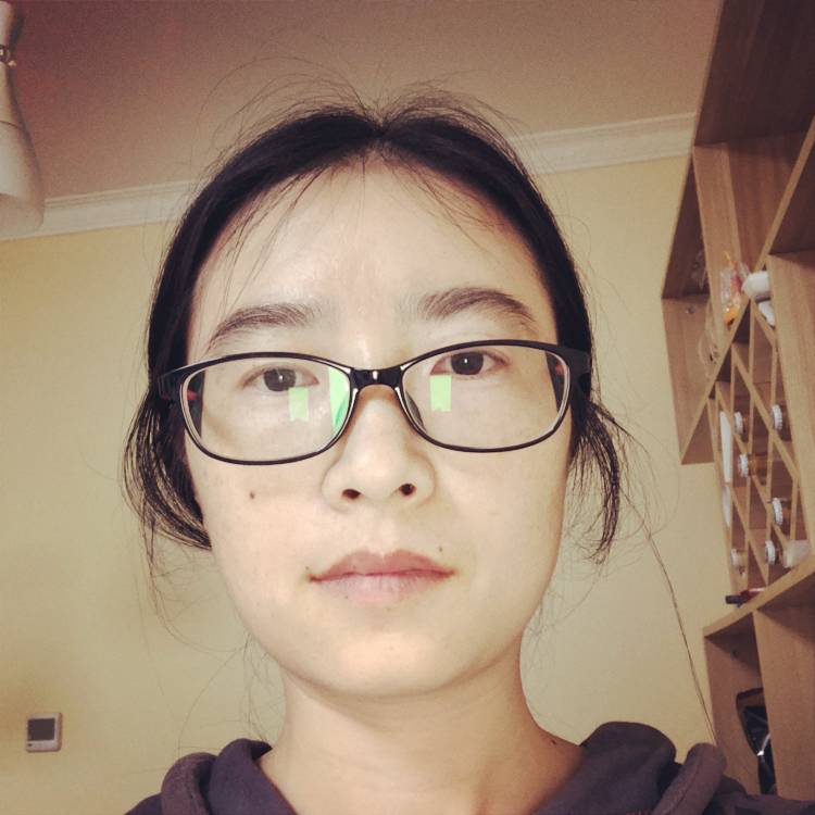默默挽手鲜花的照片