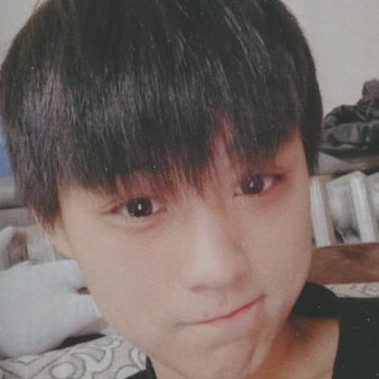 英勇踢香水的照片